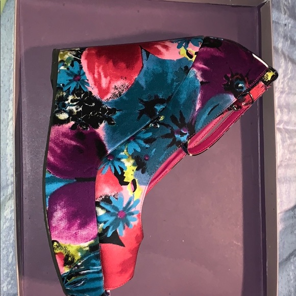 Wedges w/ Strap 8.5M - Picture 4 of 4